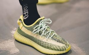 能否再次掀起抢购风暴？重磅 Yeezy 350 V2 “Yeezreel Reflective” 12月来袭