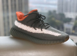 前所未见的反光条纹！这双 Yeezy 350 V2 新配色有点特别