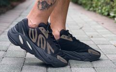 上脚相当帅气！纯黑 Yeezy 700 MNVN 你入手了吗？