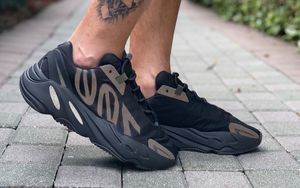 上脚相当帅气！纯黑 Yeezy 700 MNVN 你入手了吗？