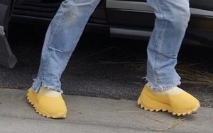 这款新 Yeezy 有点浮夸？市售了你会买单吗？
