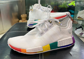 彩虹中底有点抢眼！adidas NMD R1 Pride 实物曝光！