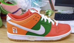 醒目的撞色拼接！ 7-11 x Nike SB Dunk Low 联名首次曝光