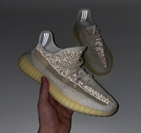 这双满天星有点特别！Yeezy 350 V2 “Abez” 反光版首次曝光