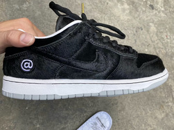 毛茸茸的相当高级！Medicom Toy x Nike SB Dunk Low 联名实物曝光！