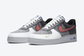 还是回收材料制作，有点像老奶奶织的Nike Air Force 1 Low