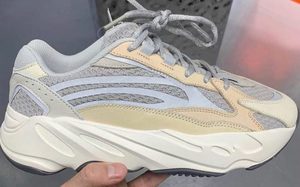 神似市价破 7K 的首发配色！Yeezy 700 V2 全新 “Cream” 配色实物首度曝光！