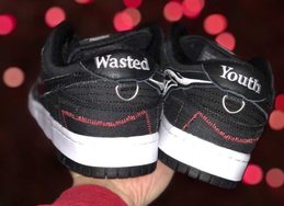 玫瑰刺绣有点特别！Wasted Youth x Nike SB Dunk Low 实物细节照曝光！