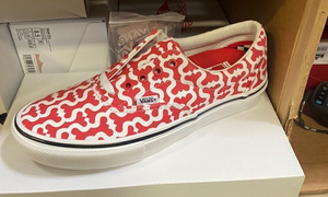 “S” logo 主打！Supreme x Vans 联名鞋款实物曝光！