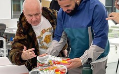 Drake 定制款 Air Force 1 实物图曝光！