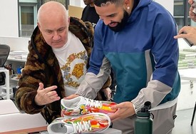 Drake 定制款 Air Force 1 实物图曝光！