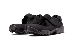 全新 Nike Air Rift “Triple Black” 官图曝光！