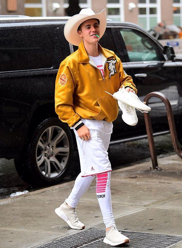 Justin-Bieber-Kith-naked-adidas-nmd-cs2.jpg