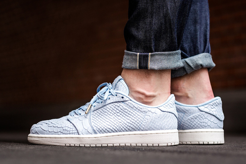air-jordan-1-low-no-swoosh-ice-blue-872782-441.jpg