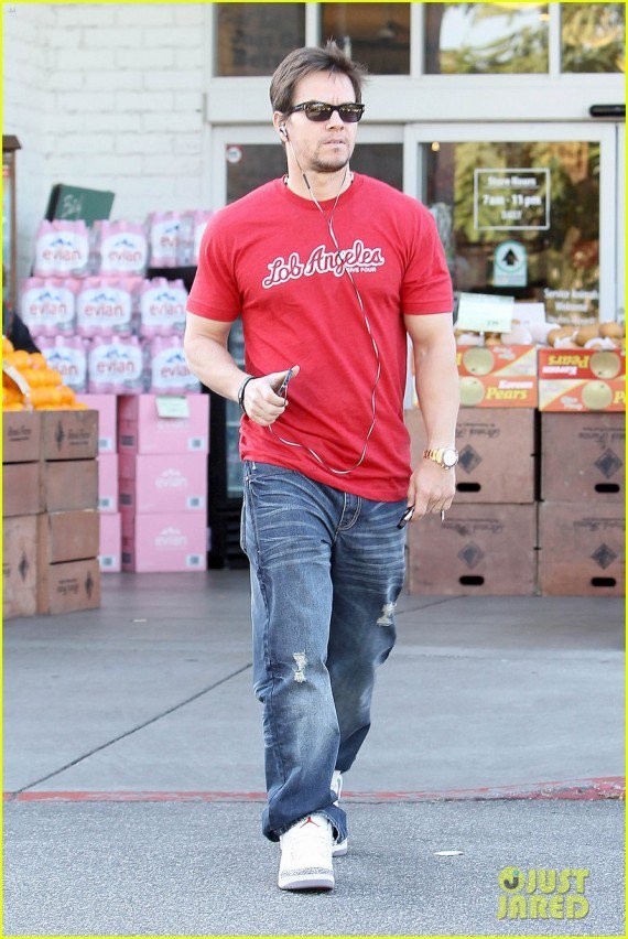 mark-wahlberg-wearing-air-jordan-iii-white-cement-07-570x852.jpg