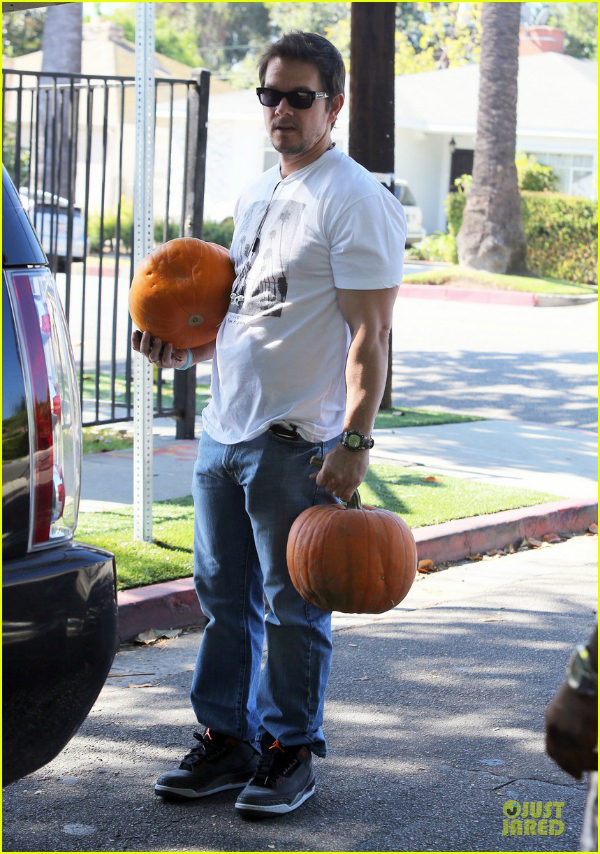 mark-wahlberg-mr-bones-pumpkin-patch-with-Air-Jordan-3-Fear-Pack.jpg