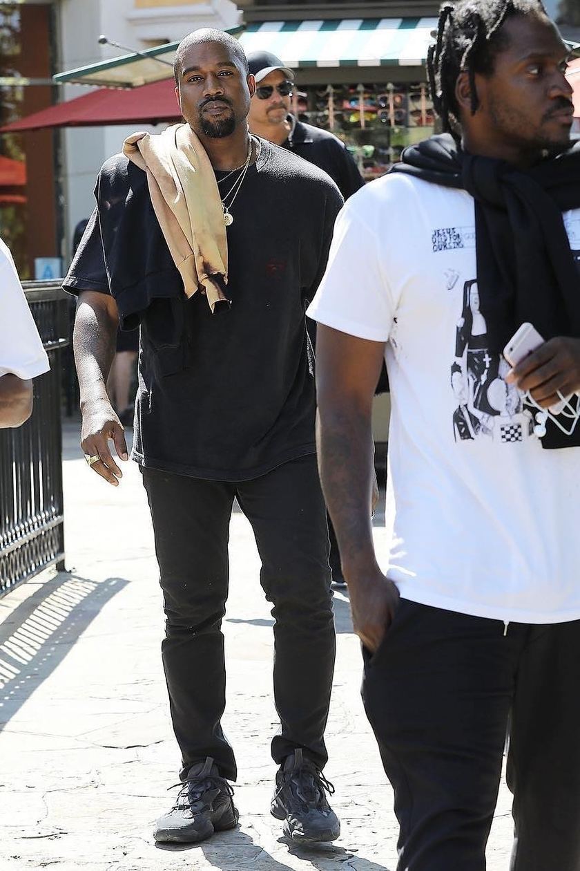 http-%2F%2Fcn.hypebeast.com%2Ffiles%2F2017%2F07%2Fkanye-west-all-black-yeezy-runner-1 (1).jpg