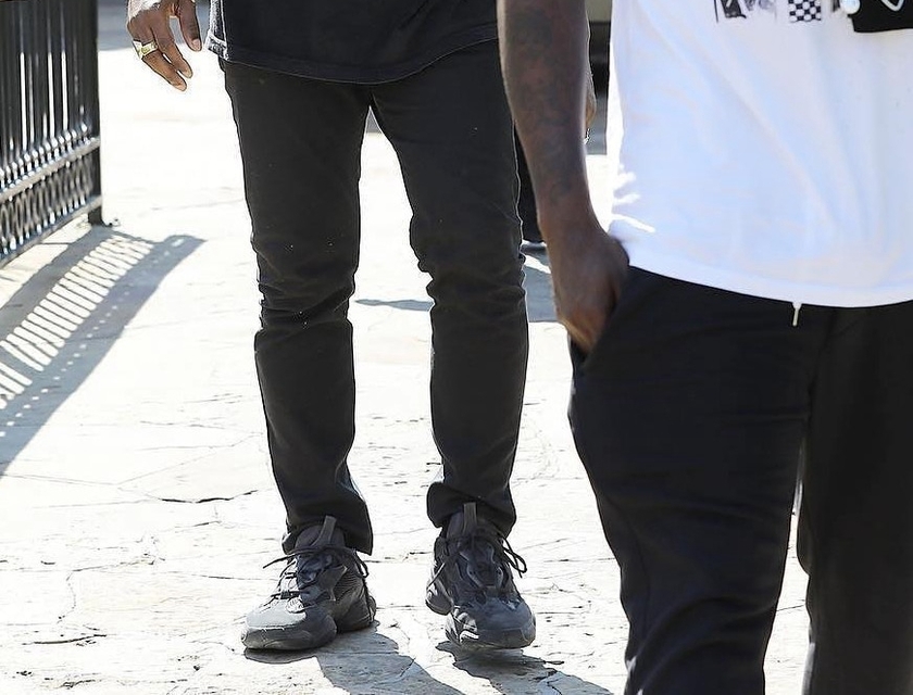 http-%2F%2Fcn.hypebeast.com%2Ffiles%2F2017%2F07%2Fkanye-west-all-black-yeezy-runner-1 (1)_副本.jpg