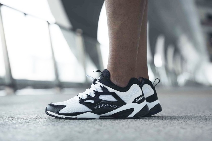 reebok-fury-adapt-ach-blk-wht-blue-wht-00.jpg