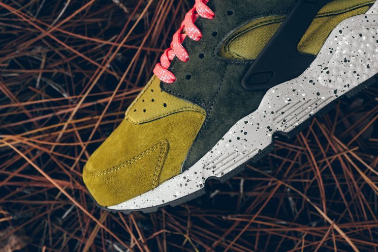Nike_Air_Huarache_run_prm_desert_moss_cobblestone_704830_302_sneaker_politics_3-768x513.jpg