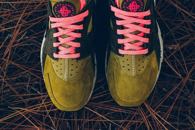 Nike_Air_Huarache_run_prm_desert_moss_cobblestone_704830_302_sneaker_politics_6-768x513.jpg