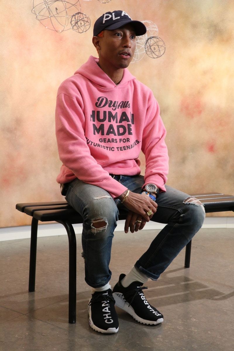 https_%2F%2Fhk.hypebeast.com%2Ffiles%2F2017%2F11%2Fchanel-adidas-originals-pharrell-williams-hu-nmd-on-feet-7.jpg