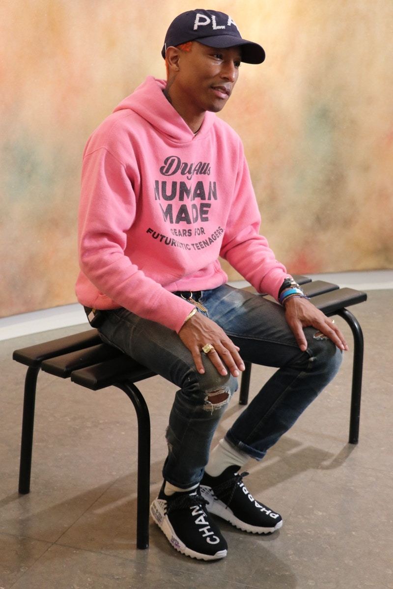 https_%2F%2Fhk.hypebeast.com%2Ffiles%2F2017%2F11%2Fchanel-adidas-originals-pharrell-williams-hu-nmd-on-feet-5.jpg