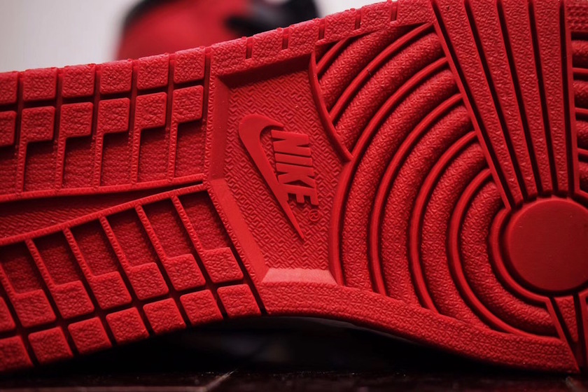 air-jordan-1-bred-toe-detailed-look-7.jpg