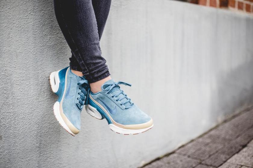 nike-wmns-air-max-jewell-lx-blue-896196-002-mood-1.jpg
