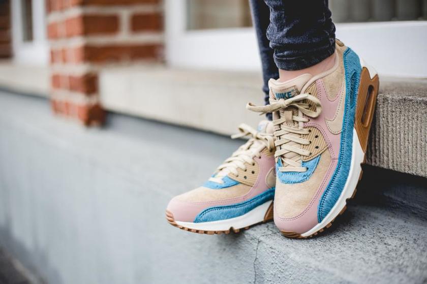 nike-wmns-air-max-90-lx-brown-898512-200-mood-1.jpg