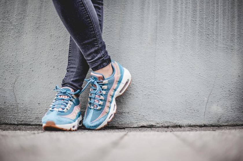 nike-wmns-air-max-95-lx-blue-brown-aa1103-002-mood-1.jpg