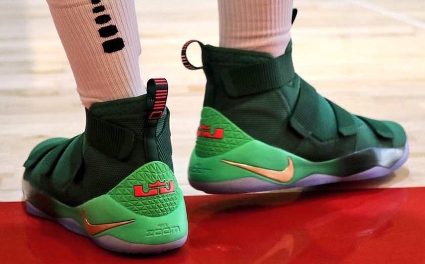 nike-lebron-soldier-11-christmas-pe.jpg
