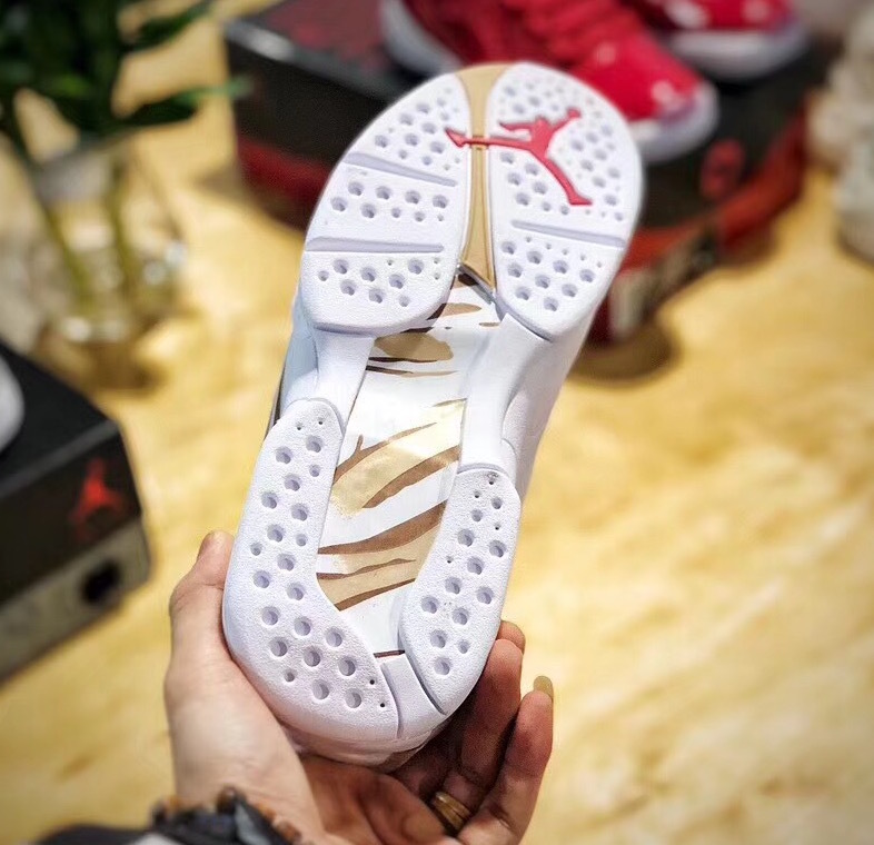 Drake-OVO-Air-Jordan-8-White-AA1239-135-2018-Retro-Outsole.jpg
