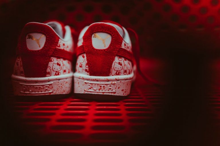 Puma-SuedeClassicXHelloKitty-BrightRED_4_1024x1024-768x512.jpg