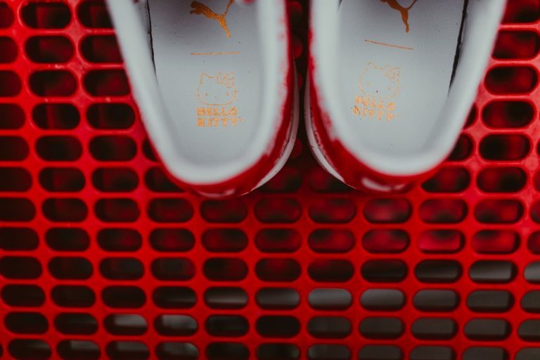Puma-SuedeClassicXHelloKitty-BrightRED_5_1024x1024-768x512.jpg