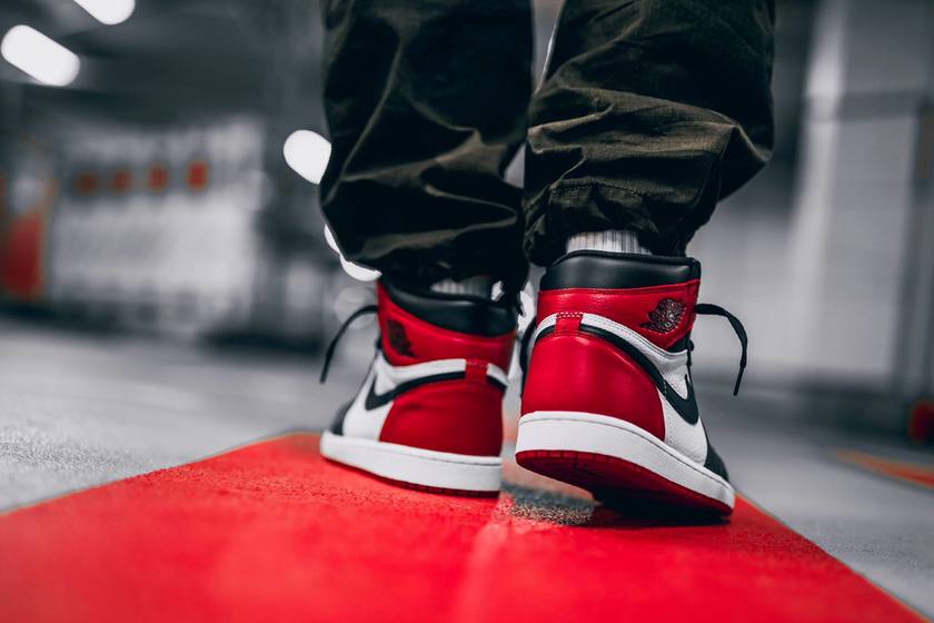 Air-Jordan-1-Retro-High-OG-Bred-Toe-3-2.jpg