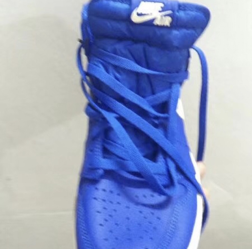 Air-Jordan-1-Hyper-Royal-Sail-555088-401.jpg