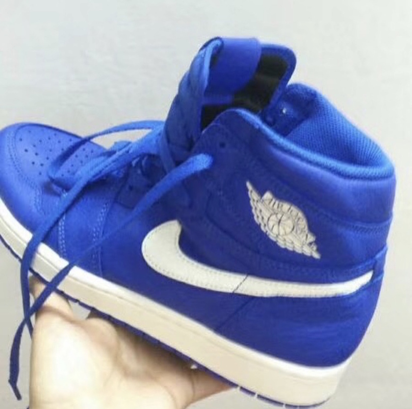 Air-Jordan-1-Hyper-Royal-555088-401.jpg