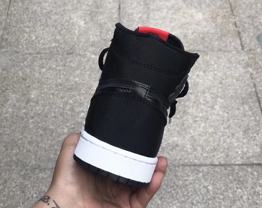 Air-Jordan-1-PSG-Paris-Saint-Germain-Heel.jpg