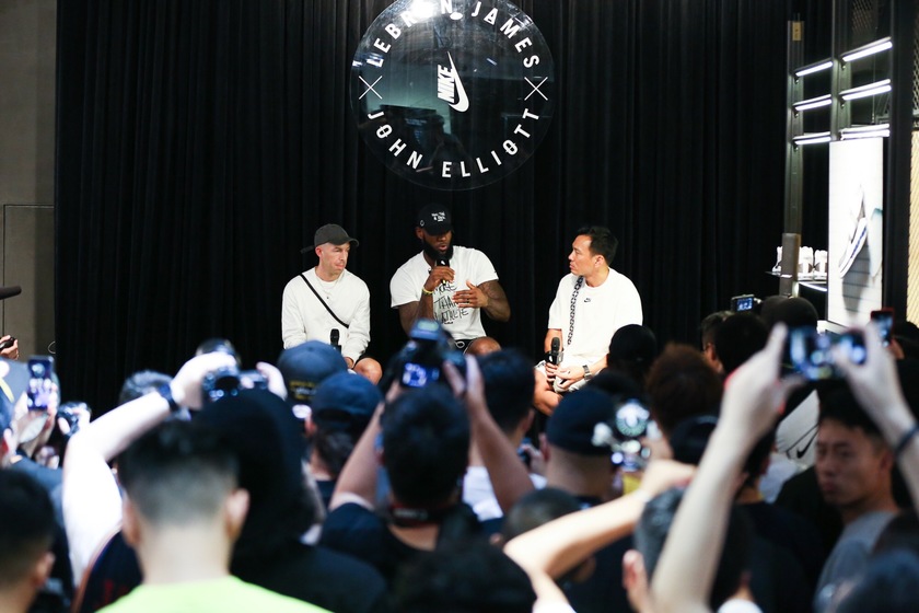 詹姆斯与艾略特一起解读Nike LeBron James x John Elliott系列的设计灵感.jpg