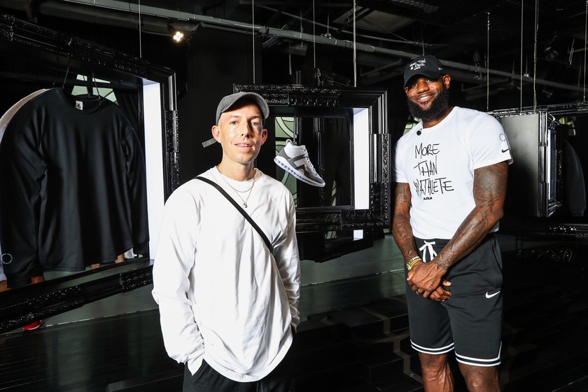 LeBron James与John Elliott_3.jpg