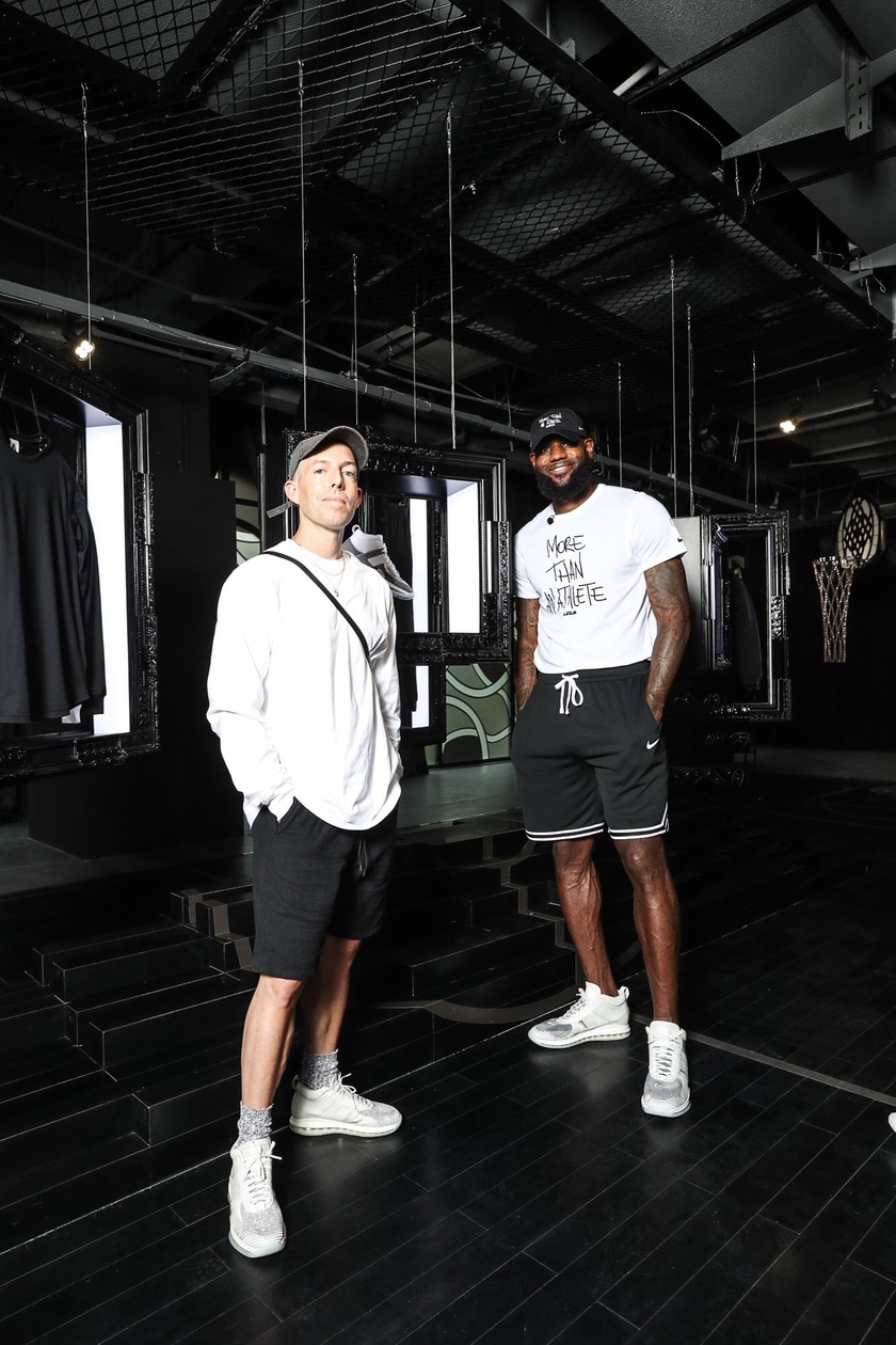 LeBron James与John Elliott_1.jpg