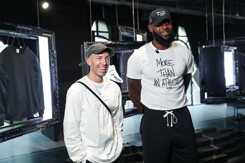 LeBron James与John Elliott_2.jpg