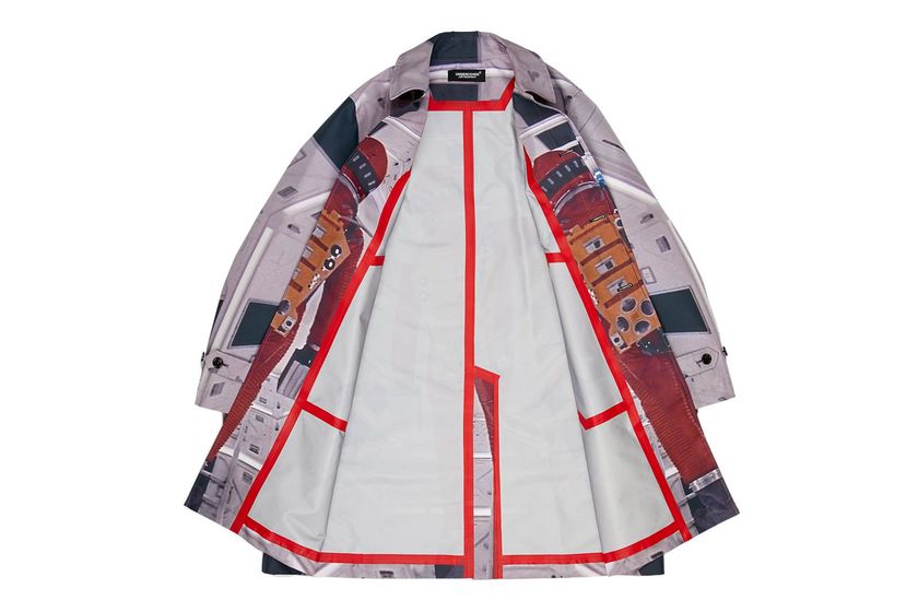 undercover-gray-astronaut-print-rain-coat-details-2.jpg