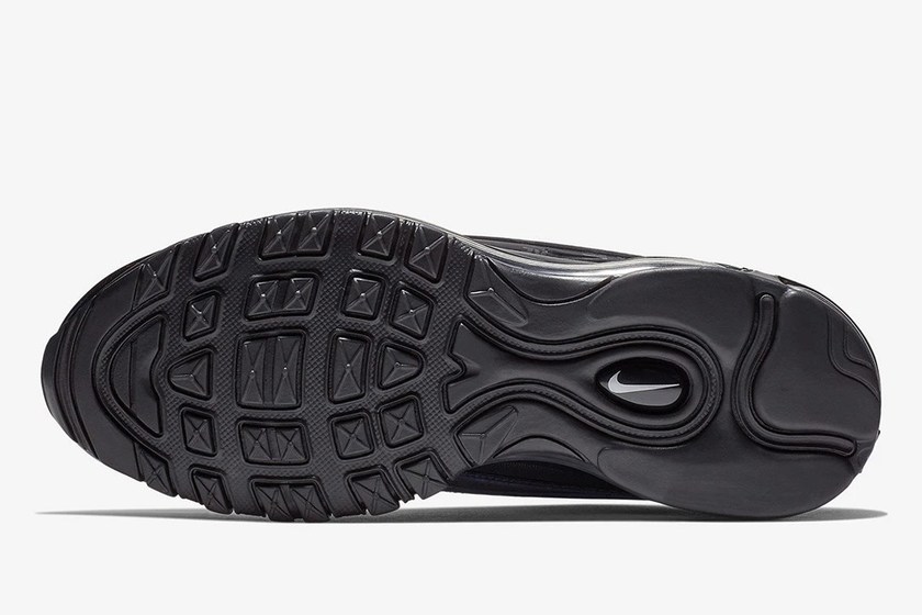 nike-air-max-deluxe-triple-black-closer-look-6.jpg