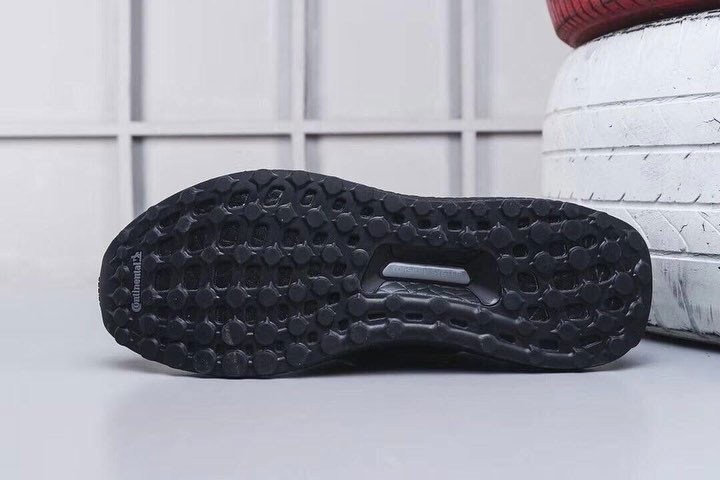 https_2F2Fhypebeast.com2Fimage2F20182F112Fa-closer-look-at-the-bape-x-adidas-ultraboost-black-camo03.jpg