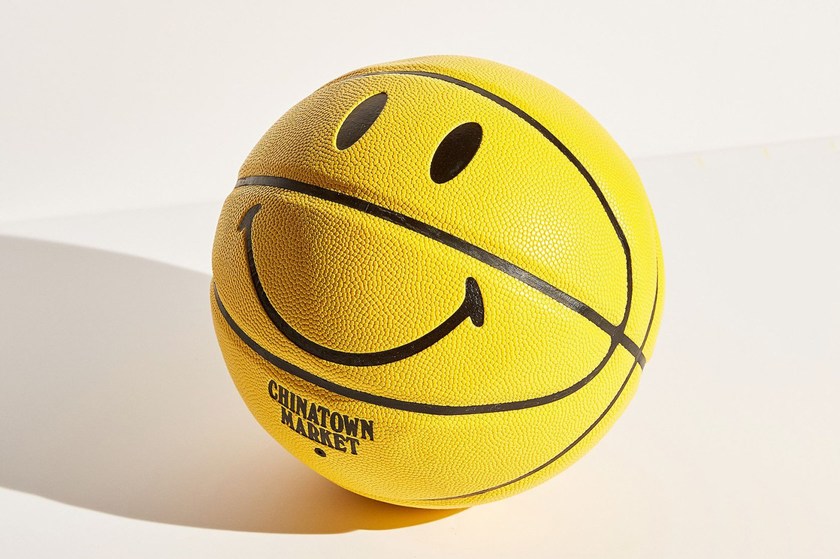https_2F2Fhypebeast.com2Fimage2F20182F062Fchinatown-market-smiley-face-basketball-1-1.jpg