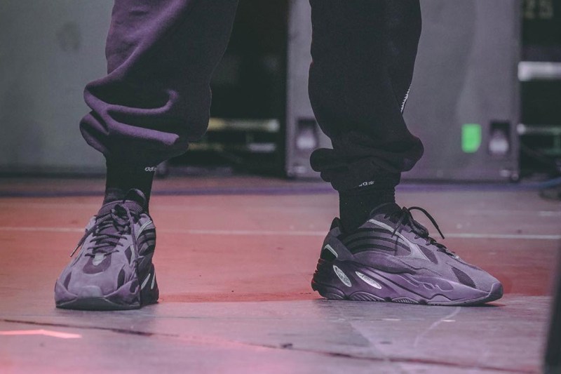 Kanye West æå
 YEEZY BOOST 700 V2 å
¨æ°ãTriple Blackãé
è²