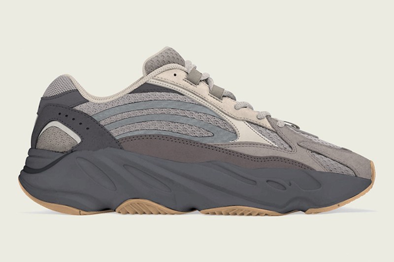 YEEZY BOOST 700 V2 å
¨æ°ãCementãé
è²ç»å ´
