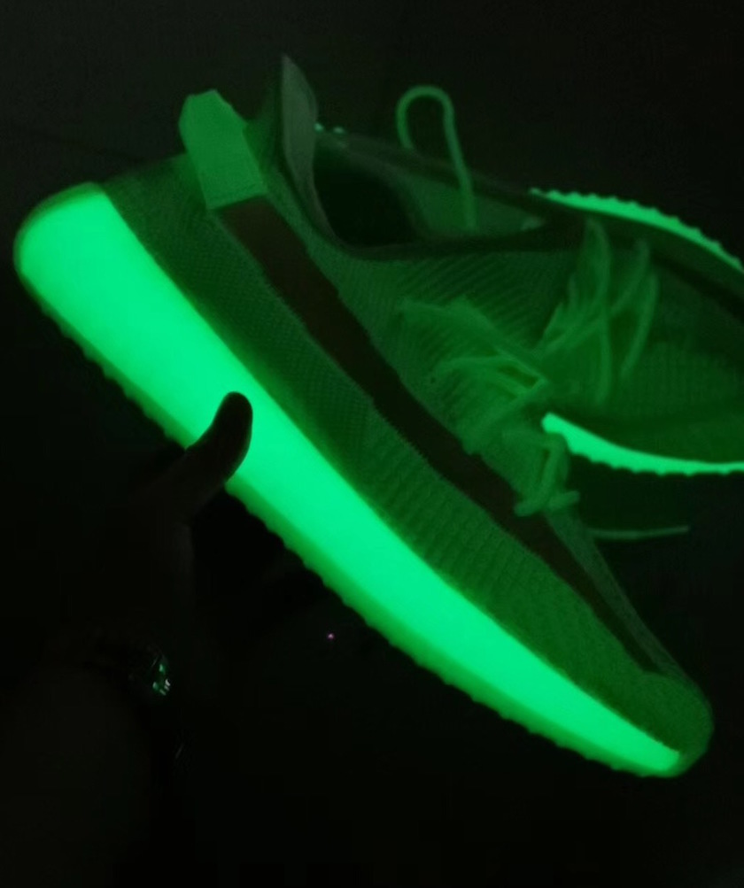 这双鞋子它会发光！Yeezy 350 V2 “Glow in the Dark” 更多实物图曝光